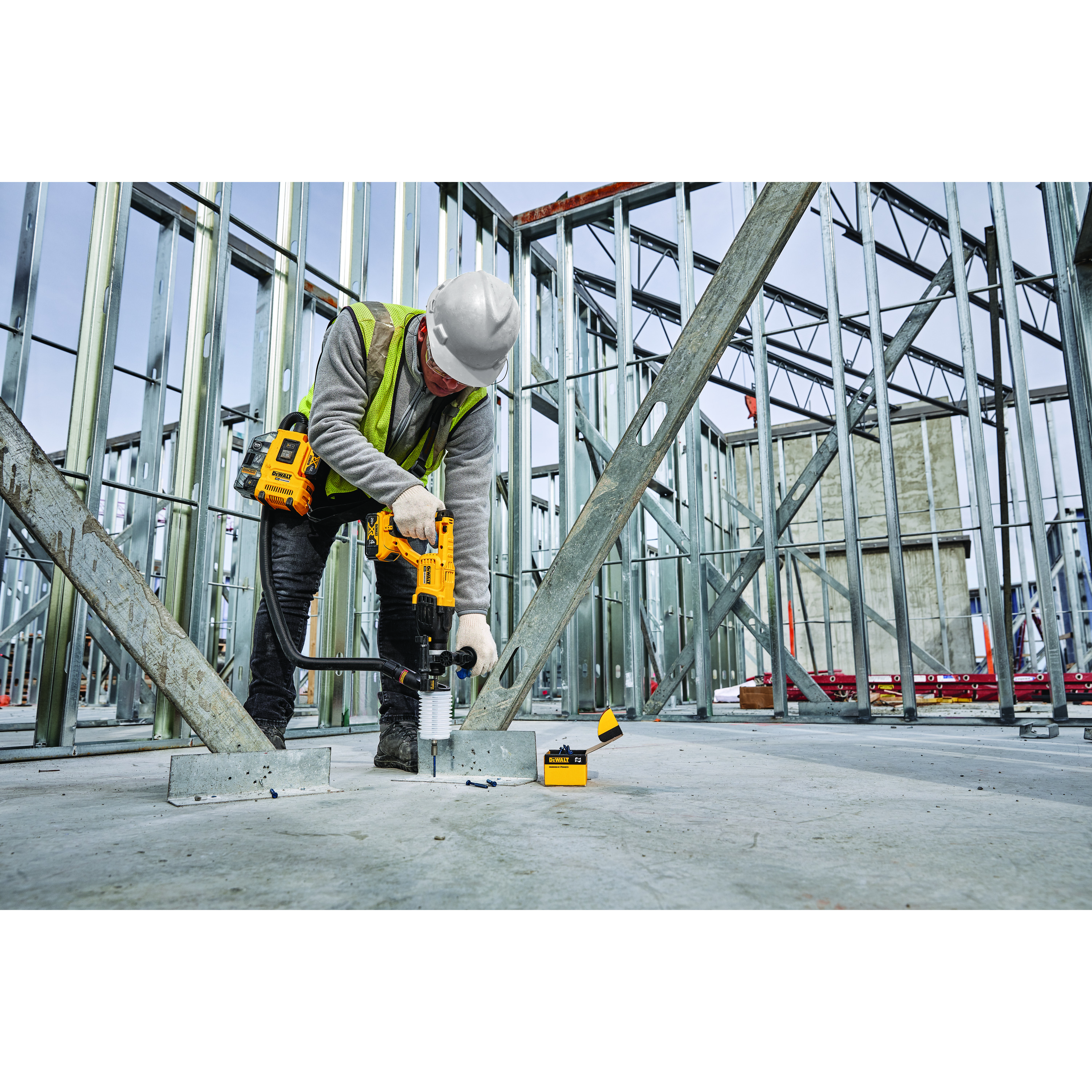 DEWALT 20V Max Brushless Universal Dust Extractor Kit White Cap